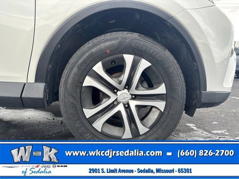 Used 2017 Toyota RAV4 LE AWD/4WD image 5