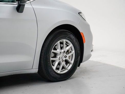 Used 2024 Chrysler Pacifica Touring-L image 10