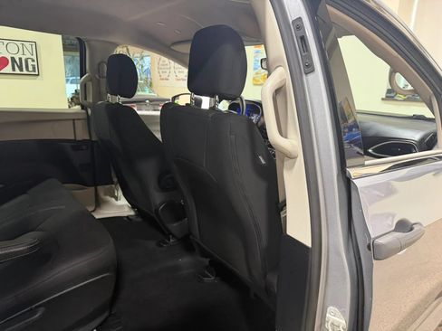 Used 2021 Chrysler Voyager L FWD image 28