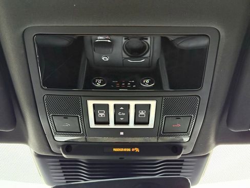 Certified 2025 Land Rover Discovery S image 32