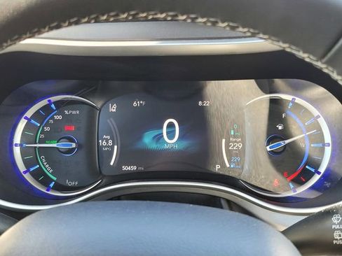 Used 2023 Chrysler Pacifica Touring-L image 25