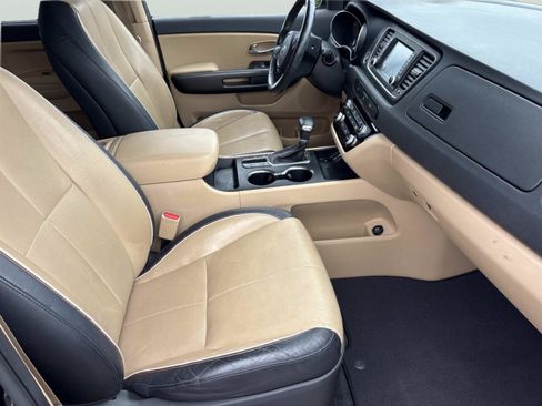 Used 2019 Kia Sedona EX FWD image 17