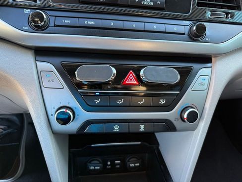 Used 2017 Hyundai Elantra SE image 25