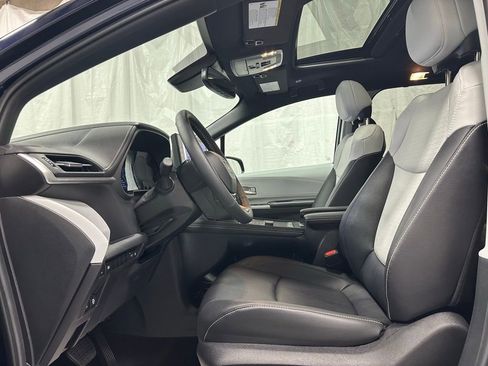 Used 2025 Toyota Sienna XSE image 14