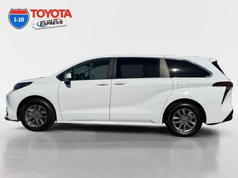 Certified 2025 Toyota Sienna LE image 2