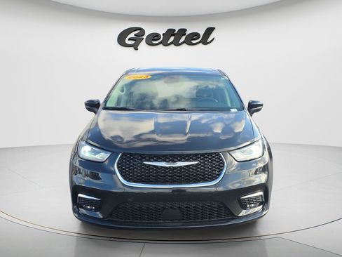 Used 2023 Chrysler Pacifica Touring-L FWD image 2