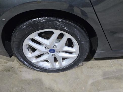 Used 2015 Ford Fusion SE FWD image 19