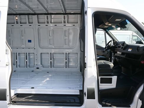 Used 2025 Mercedes-Benz Sprinter 2500 image 20