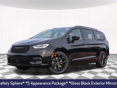 New 2026 Chrysler Pacifica Limited w/ S Appearance Package