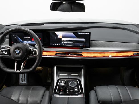 Used 2023 BMW 760i xDrive image 10