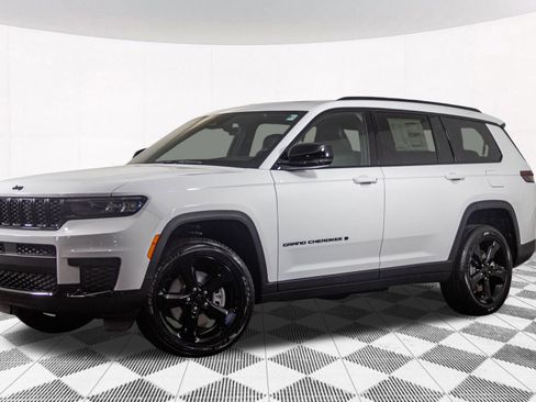 New 2025 Jeep Grand Cherokee L Altitude image 2