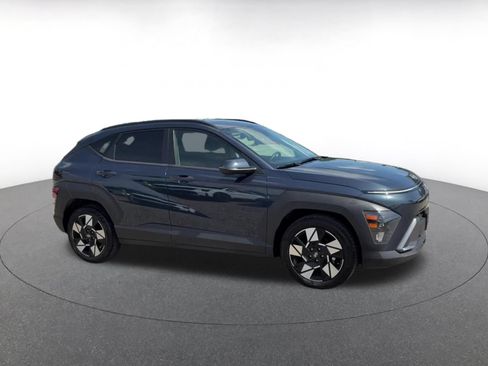 Used 2025 Hyundai Kona SEL FWD image 2