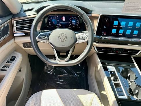 Certified 2025 Volkswagen Atlas SE FWD image 16