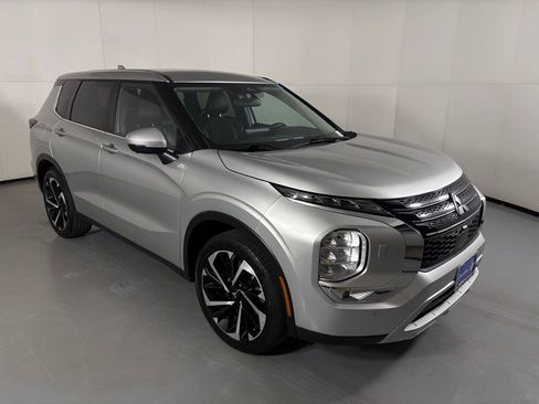 Used 2024 Mitsubishi Outlander SE image 2