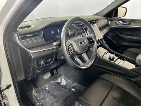 Used 2022 Jeep Grand Cherokee Overland w/ Luxury Tech Group IV AWD/4WD image 9