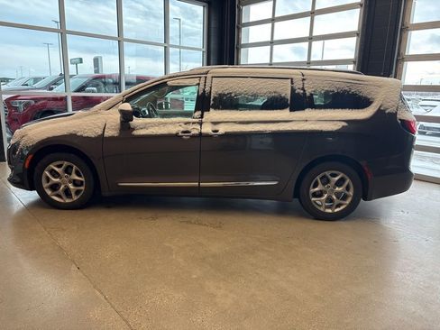 Used 2019 Chrysler Pacifica Touring-L w/ Tire & Wheel Group image 7