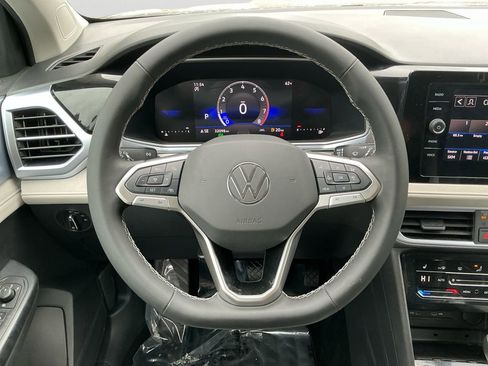 Used 2025 Volkswagen Taos SE FWD image 19