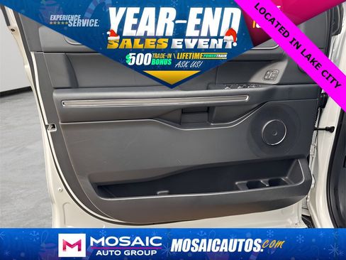 Used 2024 Ford Expedition XLT image 21