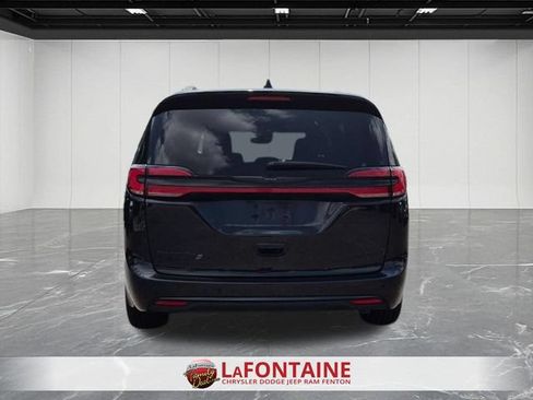 Certified 2025 Chrysler Pacifica Limited FWD image 4