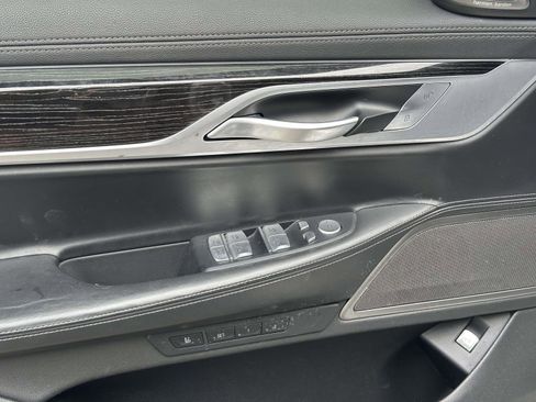 Used 2022 BMW 750i xDrive w/ M Sport Package AWD/4WD image 11