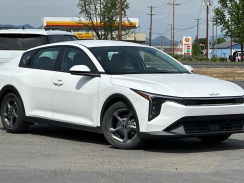 Used 2025 Kia K4 FWD image 2