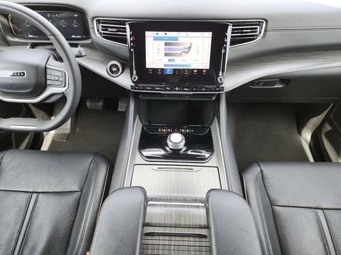Used 2024 Jeep Wagoneer L Series II w/ Flexible Seating Group RWD image 16