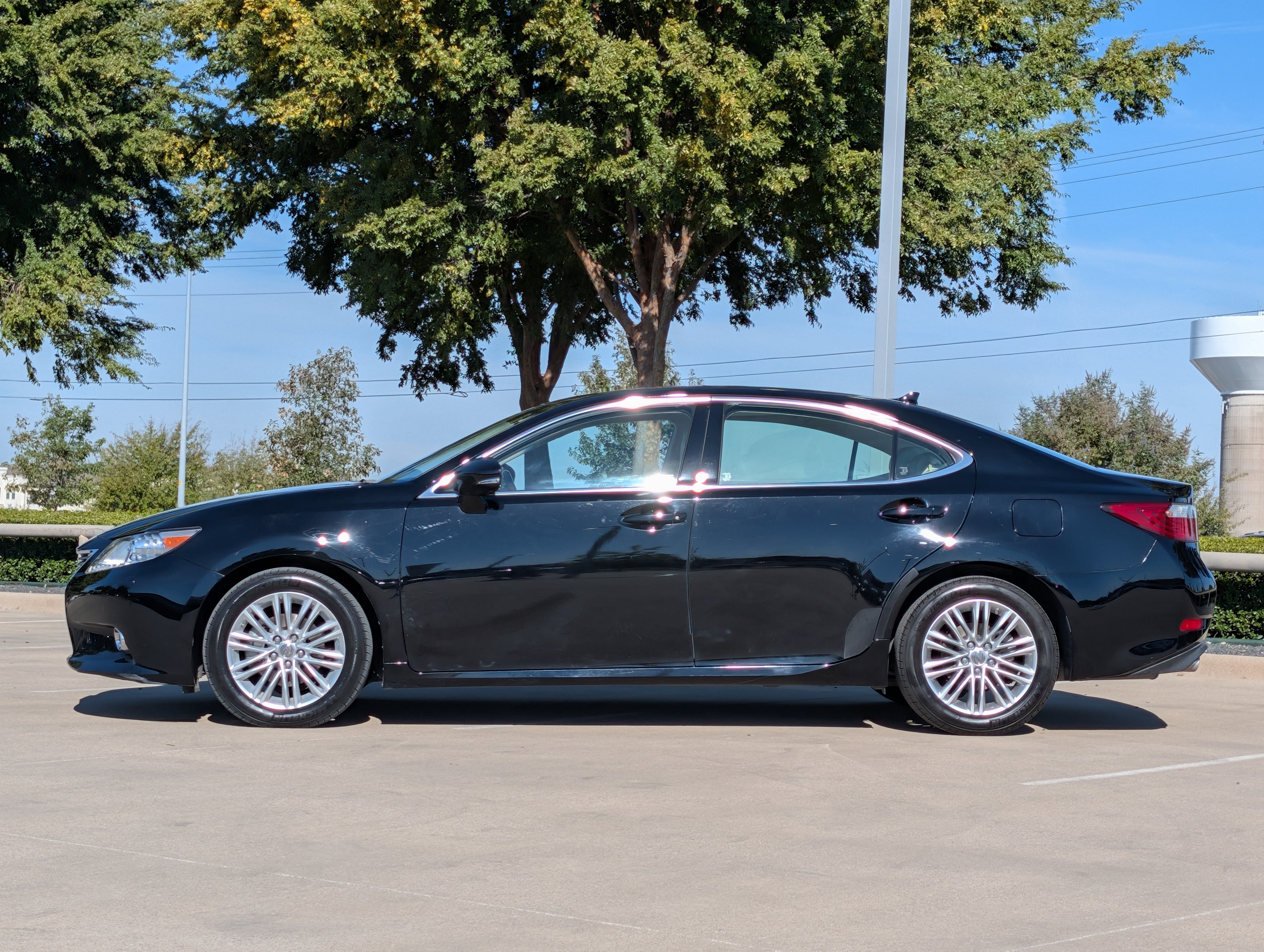 Used 2014 Lexus ES 350 w/ Luxury Package FWD image 2