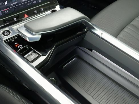 Used 2022 Audi e-tron Premium Plus w/ Premium Plus Package image 74