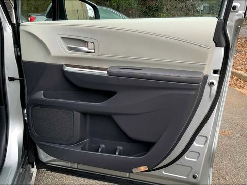 Used 2023 Toyota Sienna XLE FWD image 22