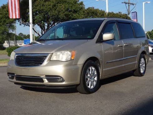 Used 2014 Chrysler Town & Country Touring FWD image 1