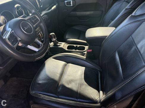 Used 2019 Jeep Wrangler Unlimited Sahara AWD/4WD image 15