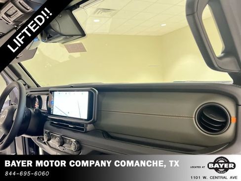 Used 2025 Jeep Gladiator Mojave AWD/4WD image 27