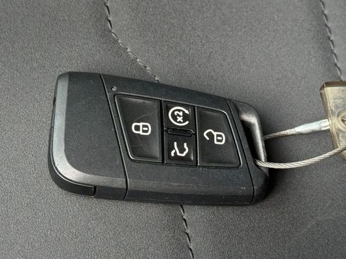 Used 2025 Volkswagen Taos SE image 25