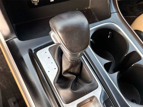 Used 2022 Kia Carnival LX image 17