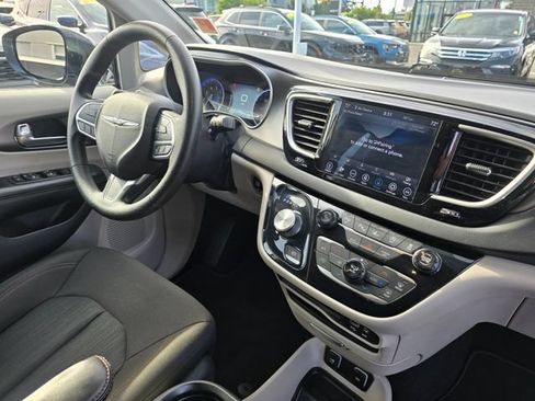 Used 2020 Chrysler Pacifica Touring w/ Advanced Safetytec Group FWD image 13
