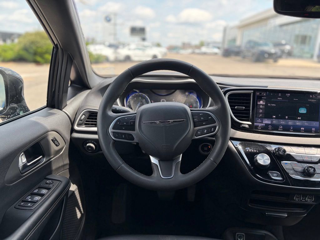 Certified 2025 Chrysler Pacifica Select FWD image 23