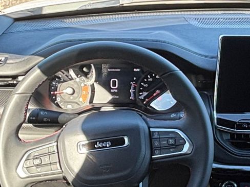 Used 2025 Jeep Compass Trailhawk image 32