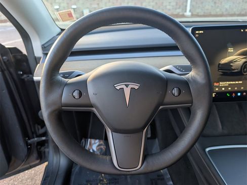 Used 2022 Tesla Model Y Long Range image 23