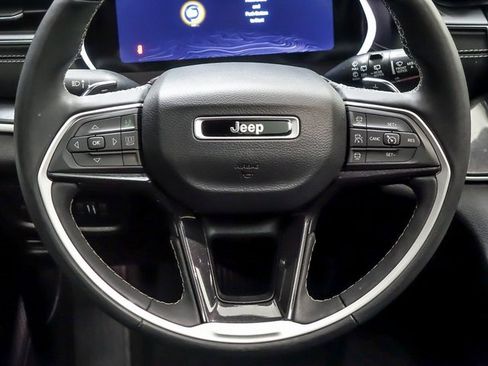 Used 2023 Jeep Grand Cherokee L Laredo image 16