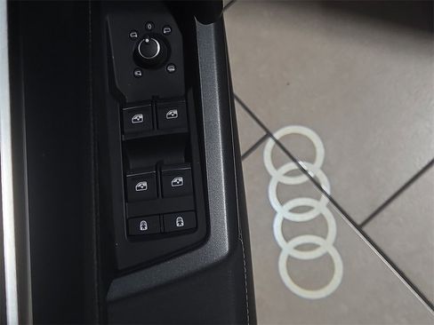 Used 2023 Audi Q3 2.0T Premium w/ Black Optic Sport Package image 18