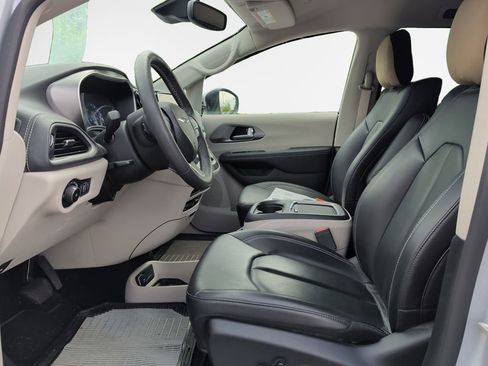 Used 2023 Chrysler Pacifica Touring-L w/ Uconnect Theater Family Group FWD image 12