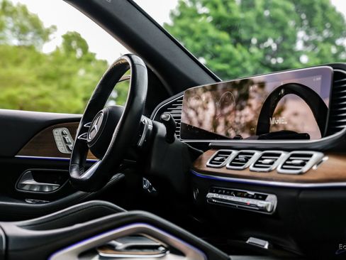 Used 2025 Mercedes-Benz GLS 580 4MATIC image 46