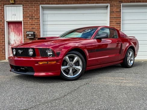 Used 2009 Ford Mustang GT image 2