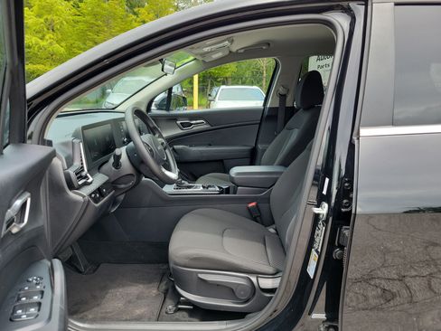 Used 2025 Kia Sportage LX FWD image 17