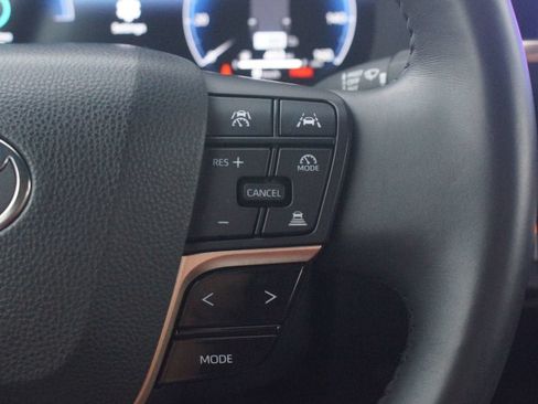 Used 2023 Toyota Crown AWD/4WD image 11