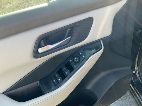 Used 2025 Nissan Rogue SV image 20