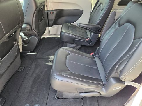 Used 2023 Chrysler Pacifica Touring-L FWD image 12