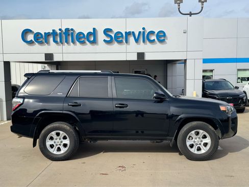 Used 2022 Toyota 4Runner SR5 image 3