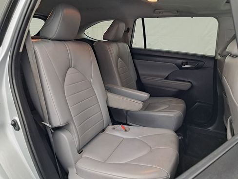 Used 2021 Toyota Highlander XLE image 32
