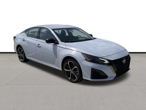 Used 2024 Nissan Altima 2.5 SR FWD image 3